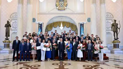 Токаев вручил премии и благодарности СМИ и журналистам, фото - Новости Zakon.kz от 27.06.2024 14:44
