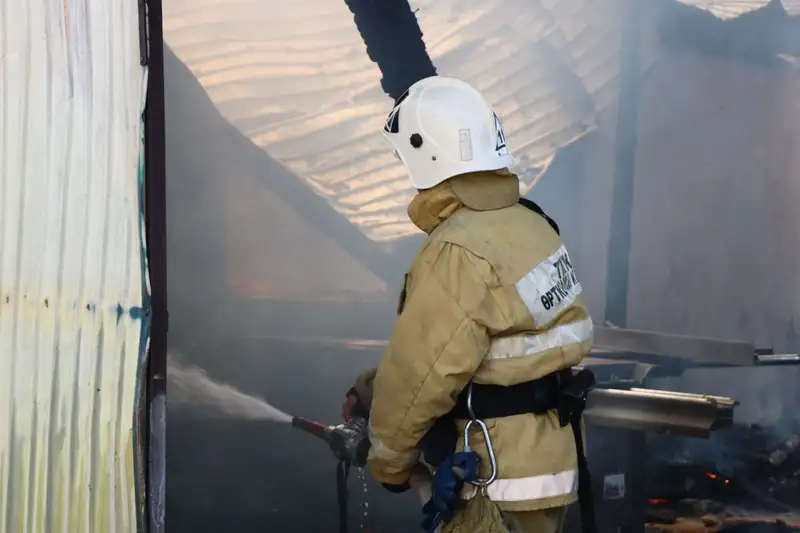 Пожар в частном секторе, пожар в частном доме, огонь, возгорание, пожарный, пожарные, пожарная служба