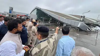 В аэропорту Дели из-за дождя обрушилась крыша – один человек погиб, восемь ранены, фото - Новости Zakon.kz от 28.06.2024 11:53