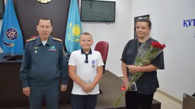 10-летний казахстанец вытащил брата из горящего дома с гипсом на ноге