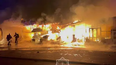 В Шымкенте горели бутики на одном из рынков 