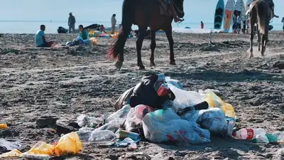 Горы мусора на берегу Каспия возмутили Казнет