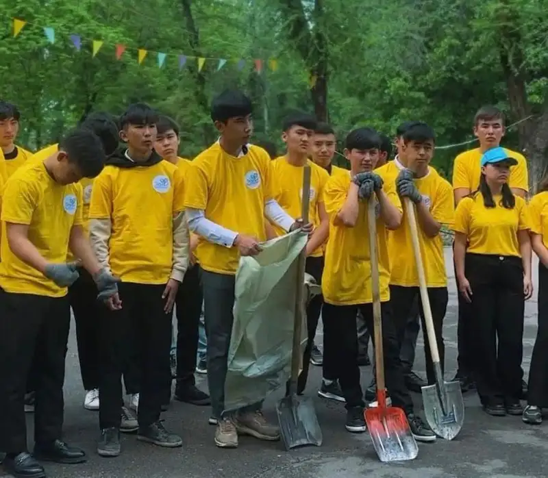 уборка мусора, фото - Новости Zakon.kz от 04.07.2024 20:10