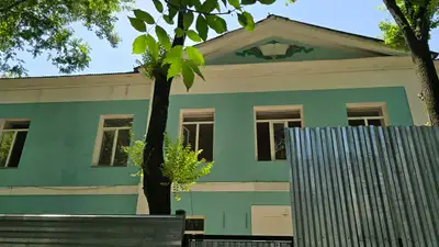 В Алматы сносят устаревший Дом школьников