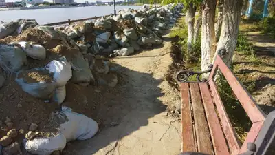 Мешки с песком, набережная Атырау, паводки-2024, уборка мешков на набережной