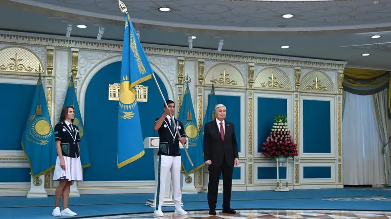 Президент вручил флаг членам сборной Казахстана, участвующим в Олимпиаде, фото - Новости Zakon.kz от 10.07.2024 12:33
