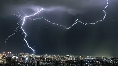 Сильнейшая гроза в Алматы попала в кадр известного фотографа, фото - Новости Zakon.kz от 10.07.2024 11:08