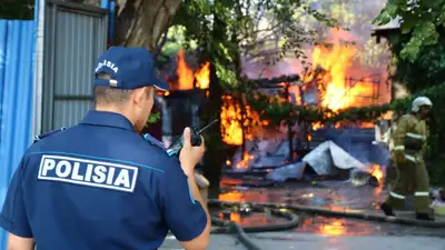 Спасение детей из горящего дома в ВКО попало на видео, фото - Новости Zakon.kz от 12.07.2024 12:36