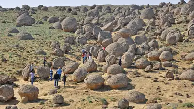 Долина шаров в урочище Торыш, как образовались гигансткие каменные шары и где встречаются в мире