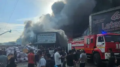 На барахолке в Алматы разгорелся крупный пожар