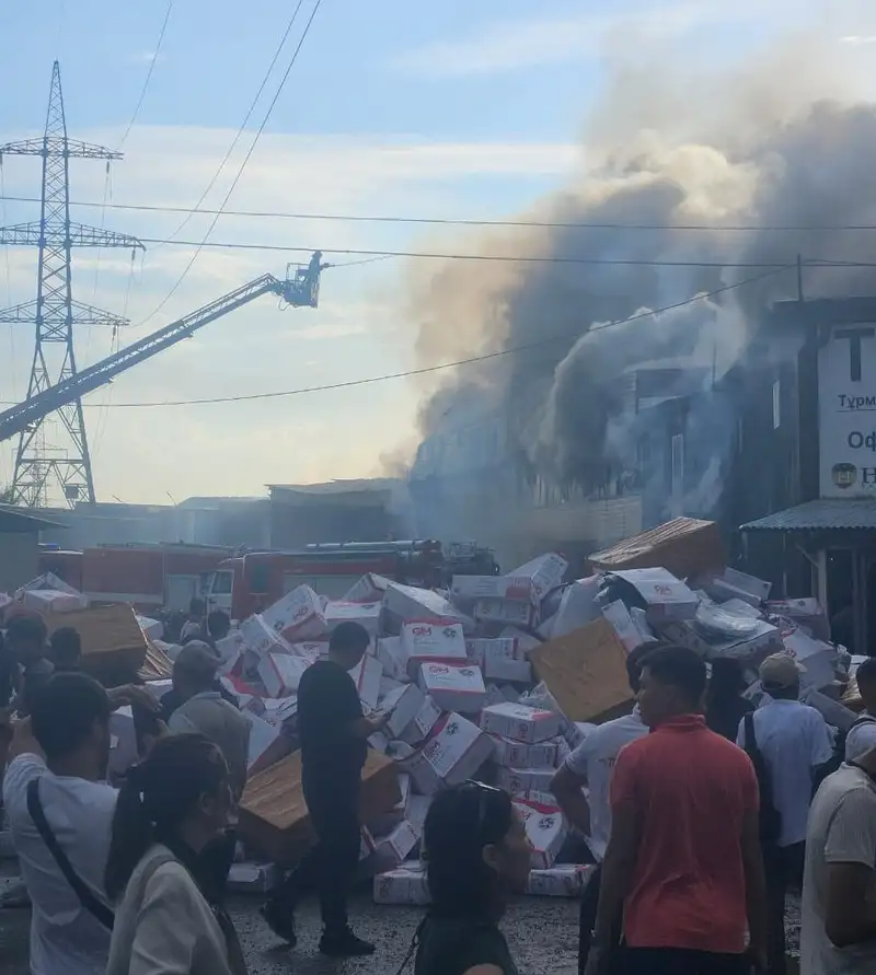 На барахолке в Алматы разгорелся крупный пожар, фото — Новости Zakon.kz от 16.07.2024 17:30