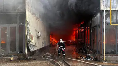 Как тушат пожар на барахолке, появилось видео