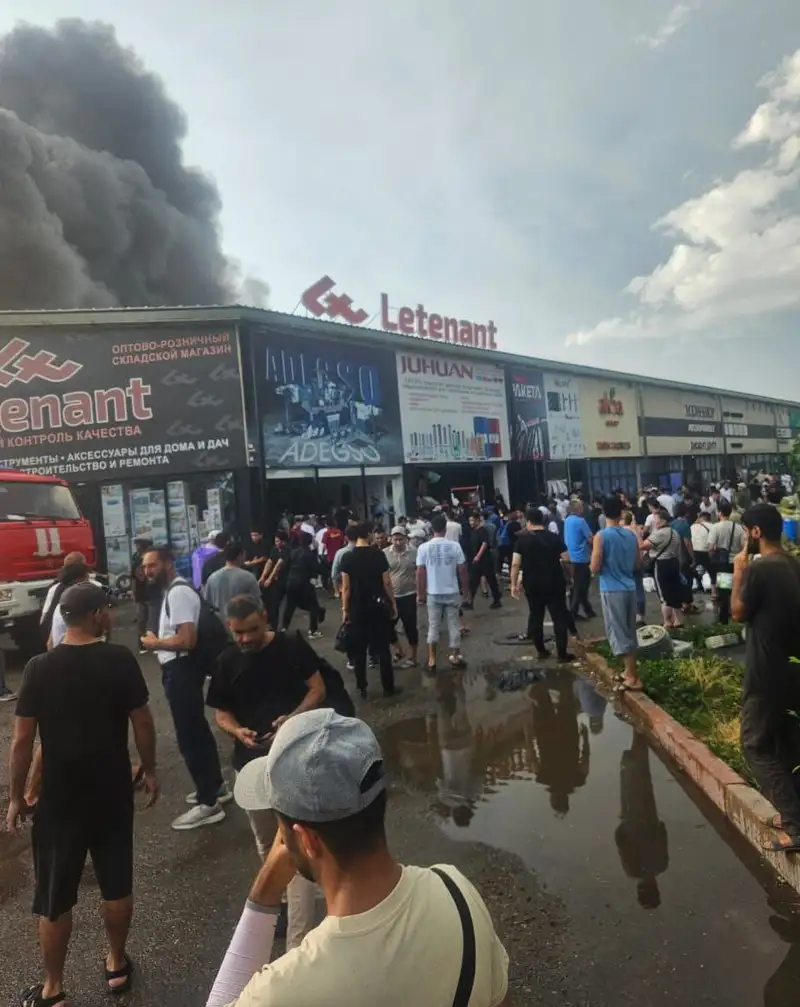 На барахолке в Алматы разгорелся крупный пожар, фото — Новости Zakon.kz от 16.07.2024 17:30