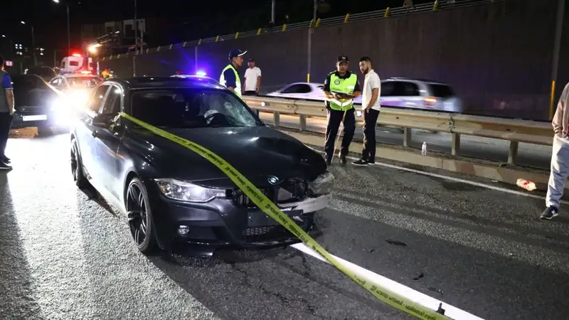 В Алматы BMW врезался в сломанный Nissan и снес двух людей, ремонтирующих авто, фото - Новости Zakon.kz от 18.07.2024 03:58