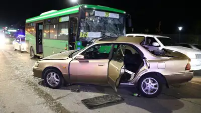 Смертельное ДТП с участием маршрутного автобуса и легковушки произошло в Алматы , фото - Новости Zakon.kz от 18.07.2024 01:10