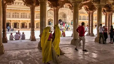 женщины украли драгоценности во время освещения храма в Индии