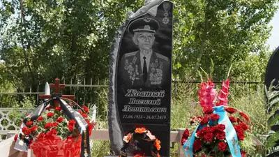 памятник на кладбище в Алматы
