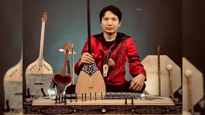 Человек-оркестр: атыраусец играет на более чем 20 музыкальных инструментах