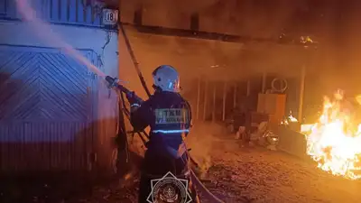В Алматинской области в одном из домов загорелась баня и гараж