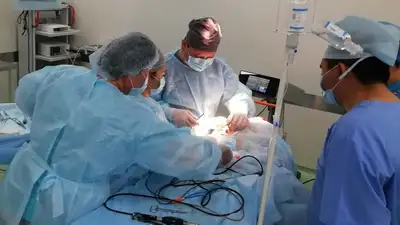 Уникальную операцию впервые провели в Казахстане женщине на 19-й неделе беременности