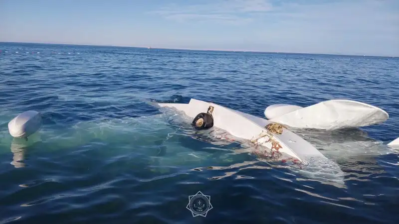 Дельтаплан с людьми упал в воду на Алаколе