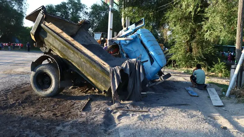 Большегруз смяло напополам: страшное ДТП произошло в Алматинской области, фото — Новости Zakon.kz от 01.08.2024 18:42