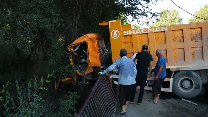 Большегруз смяло напополам: страшное ДТП произошло в Алматинской области, фото — Новости Zakon.kz от 01.08.2024 18:42