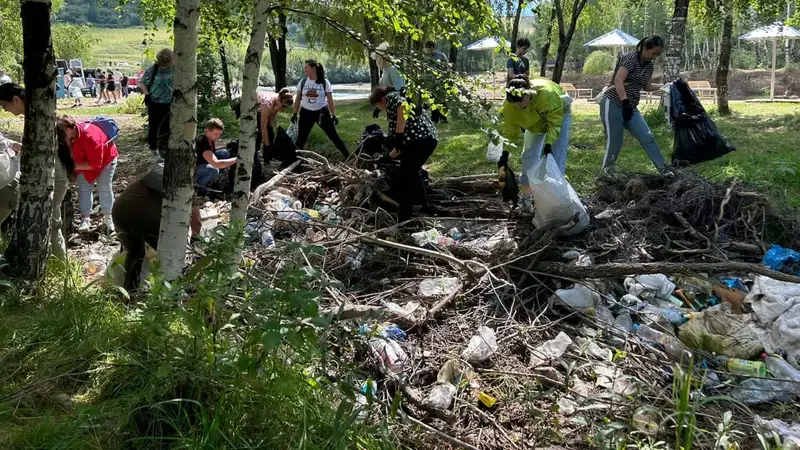 Аким Риддера присоединился к акции по уборке города, фото — Новости Zakon.kz от 06.08.2024 11:29