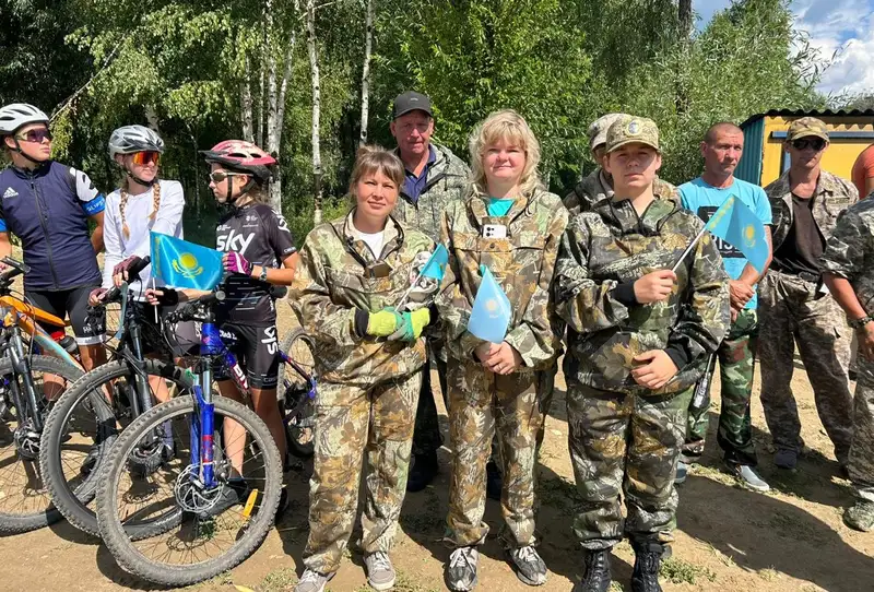 Аким Риддера присоединился к акции по уборке города, фото — Новости Zakon.kz от 06.08.2024 11:29