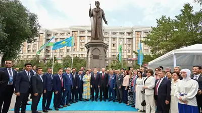 Токаев и Мирзиеев открыл новый памятник в Астане, фото - Новости Zakon.kz от 08.08.2024 17:23