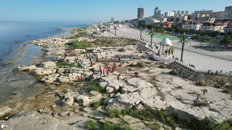 С песней и с погружением в воду: актаусцев сплотила миссия за чистоту города и моря, фото - Новости Zakon.kz от 10.08.2024 16:16