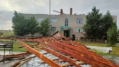 крышу здания снес ураган в Актюбинской области, фото - Новости Zakon.kz от 15.08.2024 19:24