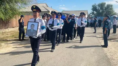 в Жамбылской области простились с погибшими в ДТП полицейскими, фото - Новости Zakon.kz от 19.08.2024 00:44