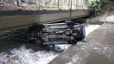 Второй день рождения: автомобиль упал в реку возле алматинской барахолки