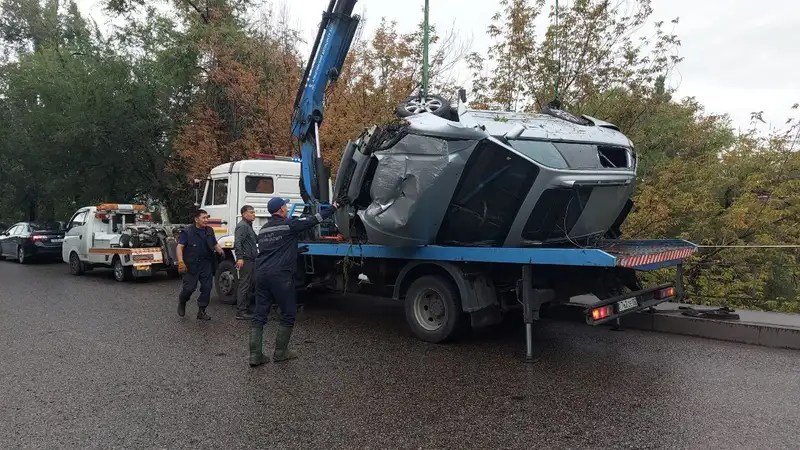 Второй день рождения: автомобиль упал в реку возле алматинской барахолки, фото - Новости Zakon.kz от 02.09.2024 15:59