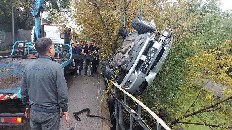 Второй день рождения: автомобиль упал в реку возле алматинской барахолки, фото — Новости Zakon.kz от 02.09.2024 15:59