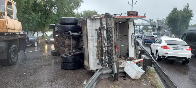 Мусоровоз перевернулся на Саина в Алматы, фото — Новости Zakon.kz от 02.09.2024 14:40