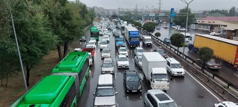 Мусоровоз перевернулся на Саина в Алматы, фото — Новости Zakon.kz от 02.09.2024 14:40