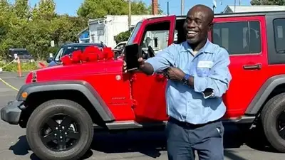 В США школьники подарили сторожу Jeep Wrangler0