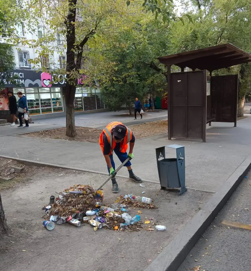 В Алматы в преддверии Дня города провели масштабную уборку в рамках недели чистоты, фото — Новости Zakon.kz от 13.09.2024 17:48