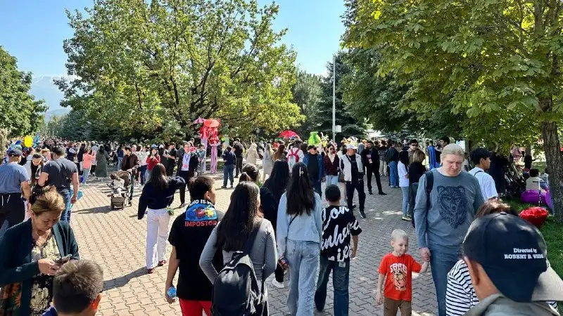 Apple fest в Алматы, яблоки, День города, фото - Новости Zakon.kz от 15.09.2024 16:42