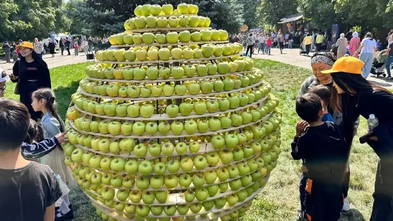 Apple fest в Алматы, яблоки, День города, фото - Новости Zakon.kz от 15.09.2024 17:42