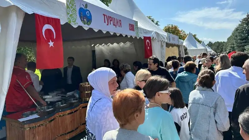 Apple fest в Алматы, яблоки, День города, фото - Новости Zakon.kz от 15.09.2024 16:42