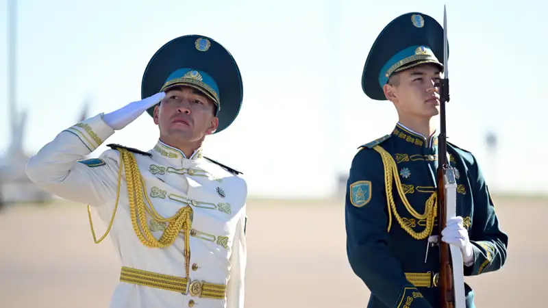 В Астану прилетели Садыр Жапаров и Эмомали Рахмон, фото — Новости Zakon.kz от 17.09.2024 10:52