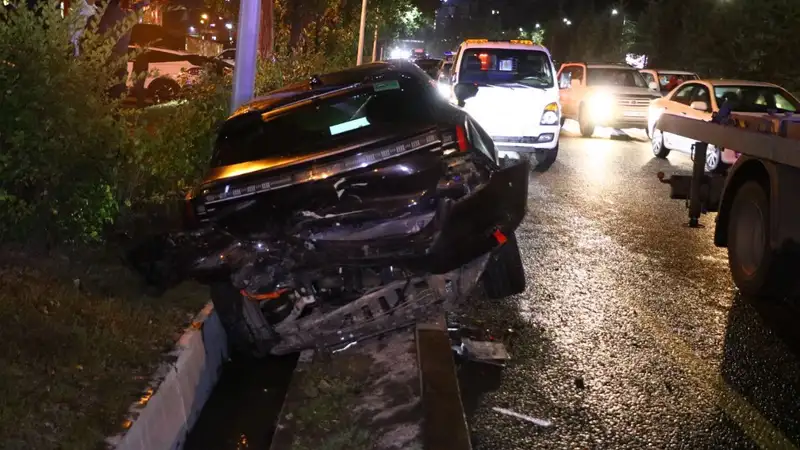 Крупное ДТП с участием нескольких авто спровоцировало затор возле мечети Алматы, фото — Новости Zakon.kz от 17.09.2024 23:39