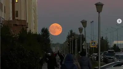 Луну-гиганта на фоне заката запечатлели жители Астаны, фото - Новости Zakon.kz от 17.09.2024 22:02