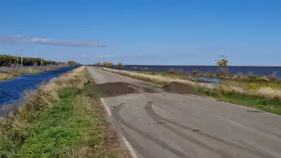 Дорога в Костанайской области, последствия паводков, водная осада, как власти и аграрии борются с паводками