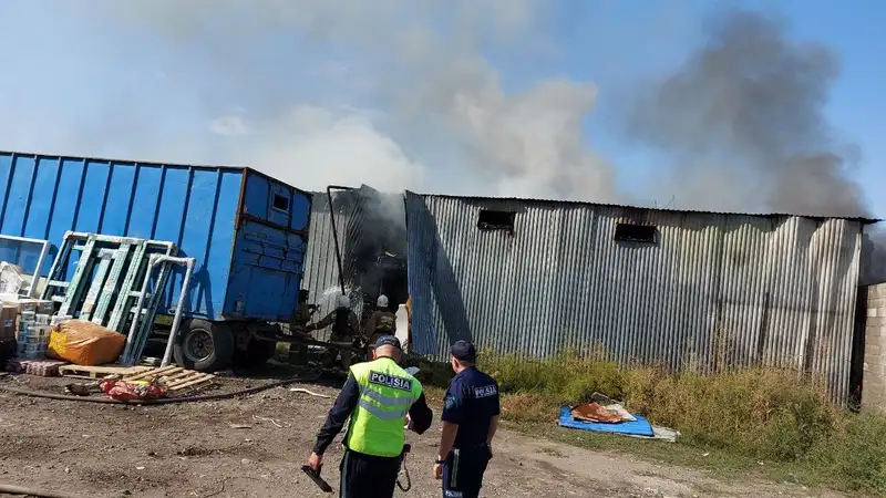 По повышенному рангу: близ барахолки в Алматы произошел пожар, фото - Новости Zakon.kz от 18.09.2024 14:44