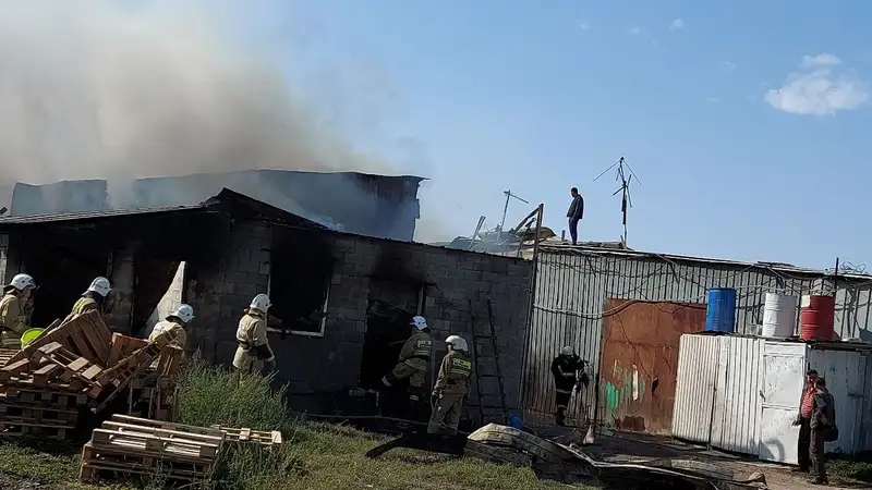 По повышенному рангу: близ барахолки в Алматы произошел пожар, фото - Новости Zakon.kz от 18.09.2024 14:44