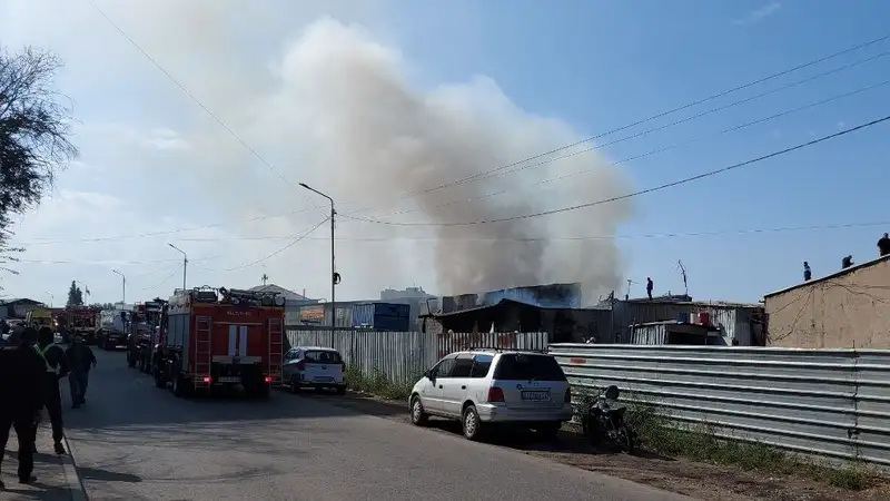 По повышенному рангу: близ барахолки в Алматы произошел пожар, фото - Новости Zakon.kz от 18.09.2024 14:44